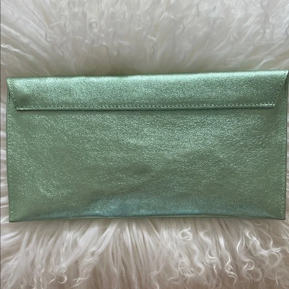 🧚‍♀️✨ Mint Green Metallic Clutch Made in Italy BENOA 🧚‍♀️✨ - Picture 6 of 9